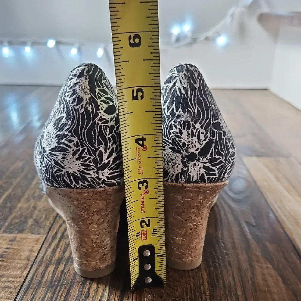 Dexflex Comfort Black and‎ White Floral Wedges